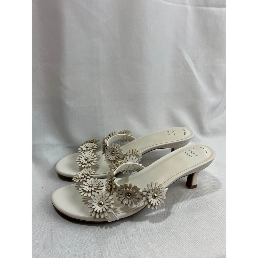A New Day Womens Cream White‎ Daisy Floral Kitten Heel Slide Sandals Size 6.5